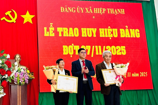 Trao tặng Huy hiệu Đảng cho 13 đảng viên xã Hiệp Thạnh