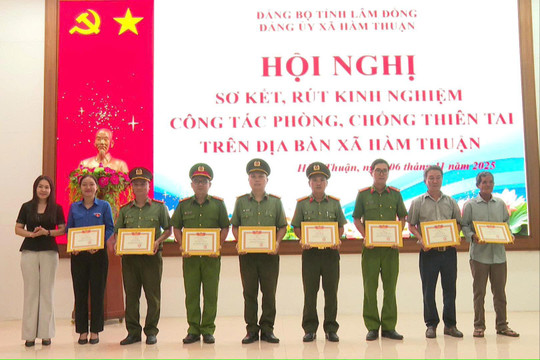Hàm Thuận khen thưởng đột xuất tập thể, cá nhân trong phòng, chống thiên tai