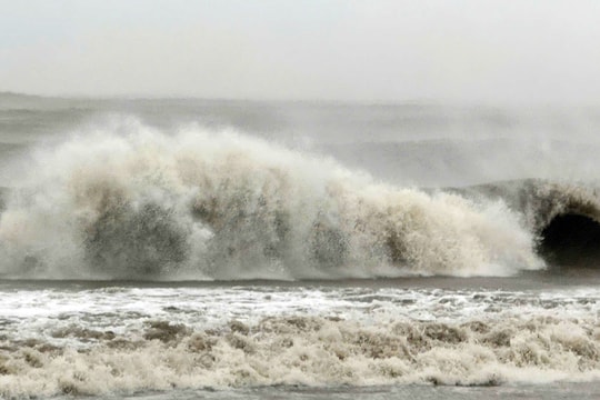 Bão số 13 Kalmaegi giật cấp 17, cách Quy Nhơn 120km