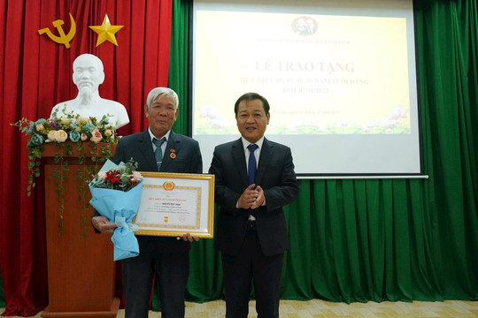 Xã Di Linh trao Huy hiệu Đảng cho 20 đảng viên