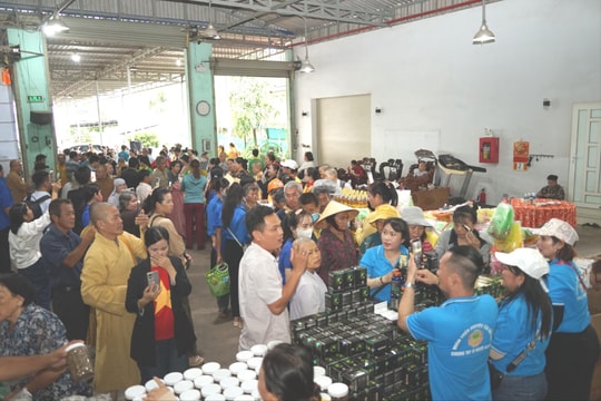 Trao 500 phần quà hỗ trợ người dân vùng lũ phường Hàm Thắng