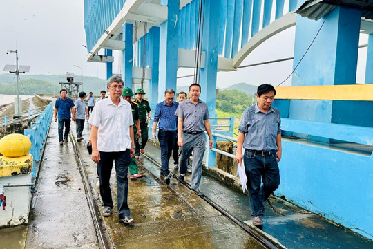 Phó Chủ tịch UBND tỉnh Lâm Đồng Nguyễn Minh kiểm tra các hồ chứa, chủ động ứng phó bão số 13