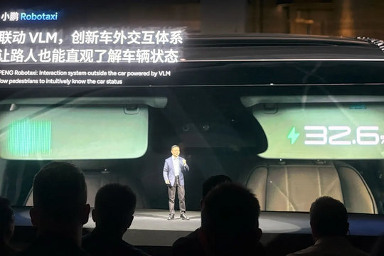 Xpeng ra mắt robotaxi và robot hình người dùng chip tự phát triển
