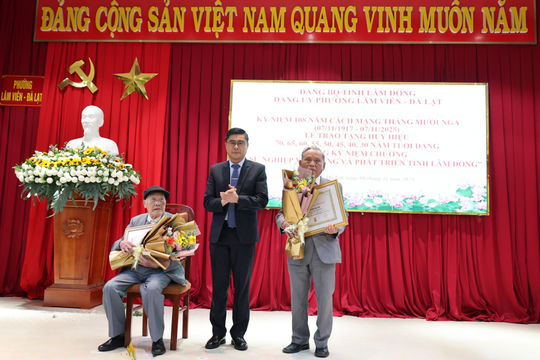 Phường Lâm Viên - Đà Lạt trao Huy hiệu Đảng và Kỷ niệm chương “Vì sự nghiệp xây dựng và phát triển tỉnh Lâm Đồng”
