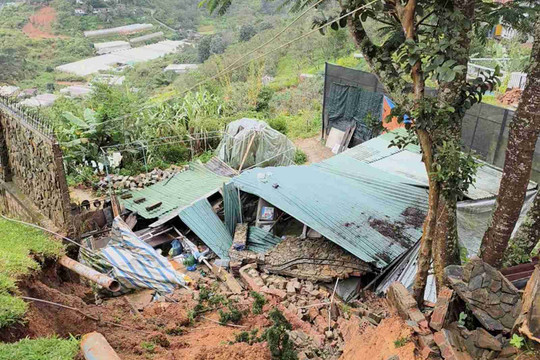 Sạt lở taluy làm sập một phần nhà dân ở Xuân Hương - Đà Lạt