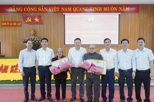 Xã Đức Lập trao Huy hiệu Đảng cho 9 đảng viên