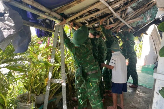 Lực lượng vũ trang Đắk Lắk giúp nhân dân khắc phục hậu quả bão số 13