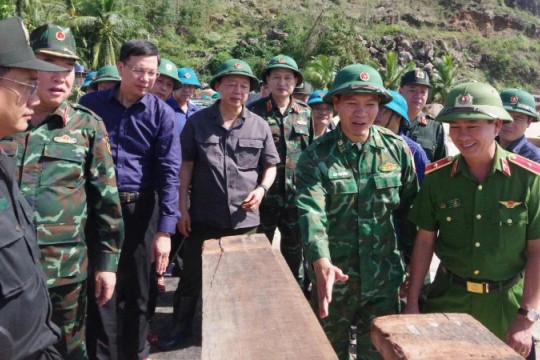 Phó Thủ tướng Trần Hồng Hà kiểm tra công tác khắc phục hậu quả sau bão số 13 tại xã Xuân Lộc