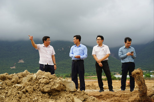 Phó Chủ tịch UBND tỉnh Lâm Đồng Đinh Văn Tuấn thăm hỏi gia đình nạn nhân và thực địa hiện trường vụ vỡ hồ chứa ở Tuy Phong