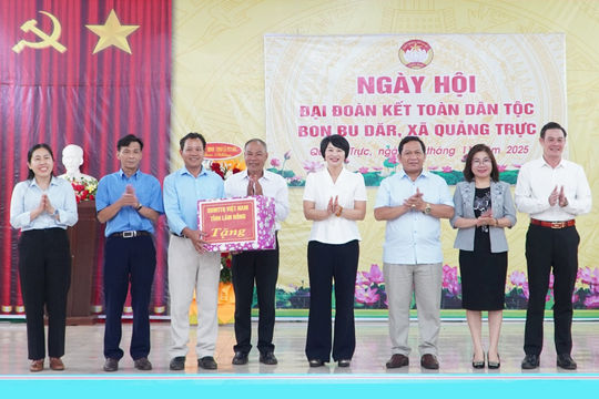 Đồng chí Phạm Thị Phúc dự Ngày hội Đại đoàn kết toàn dân tộc tại vùng biên Quảng Trực