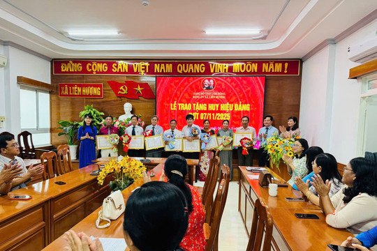Các xã Liên Hương, Vĩnh Hảo trao Huy hiệu Đảng cho đảng viên