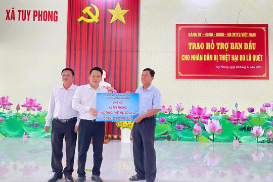 Xã Hàm Thuận Nam chung tay ủng hộ Nhân dân Tuy Phong bị thiệt hại do lũ