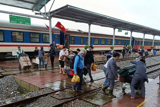 Đường sắt Bắc-Nam bị chia cắt, phải chuyển tải hành khách do bão số 13