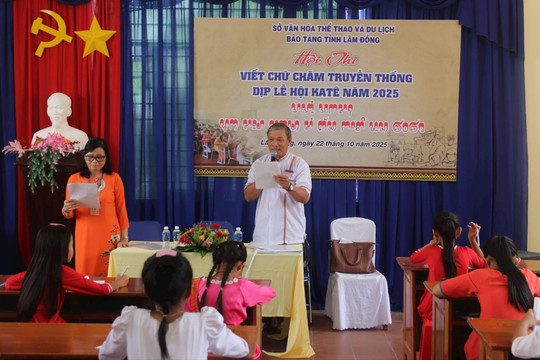 Giữ hồn Chăm qua từng nét chữ