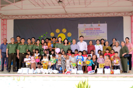 Công an tỉnh Lâm Đồng tặng quà trung thu cho học sinh xã Đinh Trang Thượng