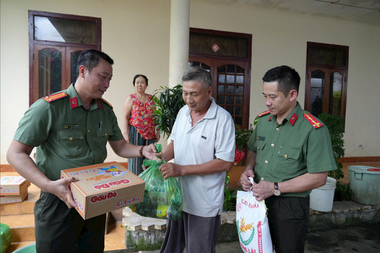 Tuổi trẻ Công an Lâm Đồng trao 300 phần quà hỗ trợ đồng bào vùng lũ