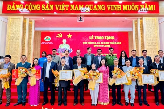 Phường Lang Biang – Đà Lạt trao tặng Huy hiệu Đảng cho 10 đảng viên