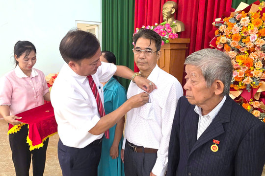 Xã Nam Dong trao Huy hiệu Đảng cho các đảng viên tiêu biểu