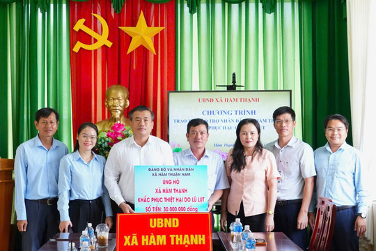 Hàm Thuận Nam trao hơn 215 triệu đồng hỗ trợ các địa phương ảnh hưởng do mưa lũ