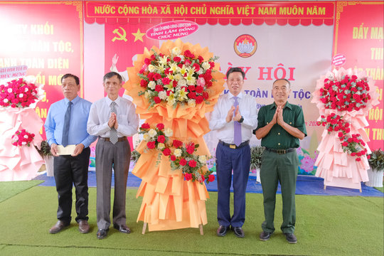 Đồng chí Lưu Văn Trung dự Ngày hội Đại đoàn kết toàn dân tộc tại phường Nam Gia Nghĩa