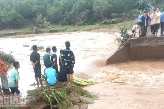 Mưa lũ cuốn trôi một cầu dân sinh ở Đắk Lắk