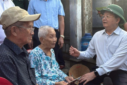 Phó Thủ tướng Mai Văn Chính thăm hỏi người dân vùng bị bão lũ tại Đắk Lắk