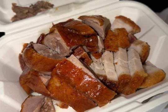 Haaland ghé nhà hàng Việt, thưởng thức vịt quay, heo quay