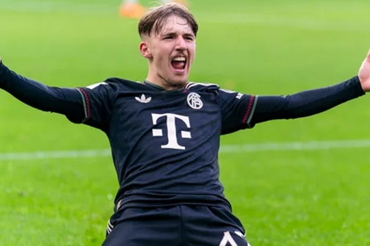 Bayern Munich trình làng Lennart Karl 17 tuổi, hợp đồng 2029