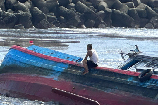 Ba tàu cá chìm ở cảng La Gi do nước sông Dinh dâng cao