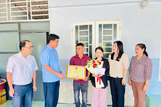 Lâm Đồng biểu dương người hùng cứu người nhảy cầu trong đêm