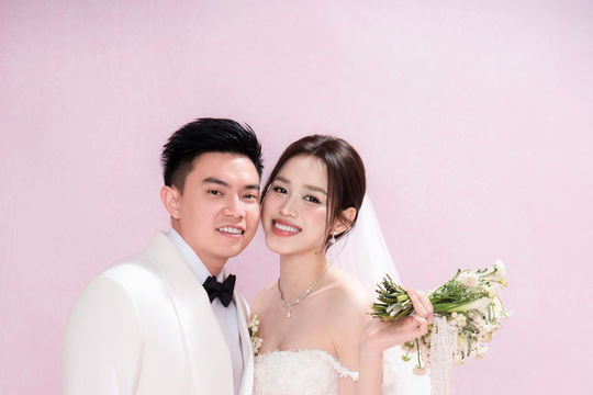 Hoa hậu Đỗ Hà công bố 4 bộ ảnh cưới trước hôn lễ tại Hà Nội