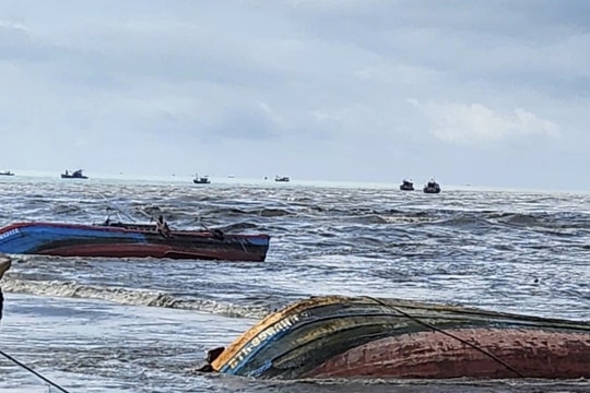 Hai tàu cá ở Phan Rí Cửa chìm do đứt neo trong hoàn lưu bão số 13