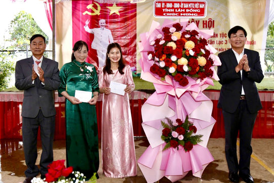 Nhân dân cụm 3 thôn Tân Lạc, xã Bảo Thuận hân hoan Ngày hội Đại đoàn kết toàn dân tộc