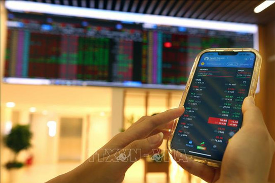 Áp lực bán gia tăng, chứng khoán Việt giảm gần 200 điểm sau 4 tuần