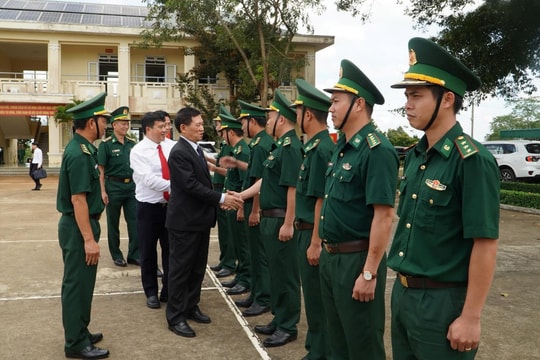 Phó Thủ tướng Hồ Đức Phớc thăm các đồn biên phòng tại xã Thuận An