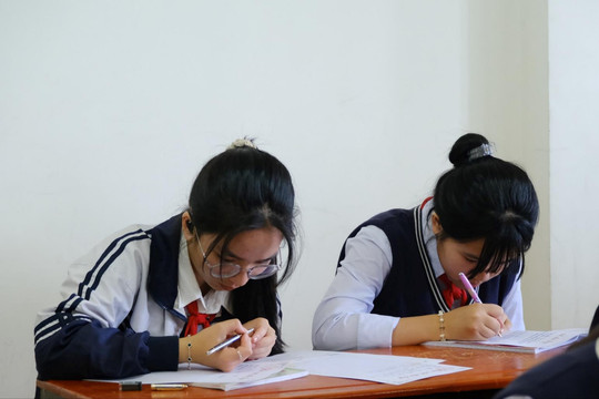 Gần 300 bông hoa Trạng Nguyên đua tài trong Hội thi Viết chữ đẹp năm 2025