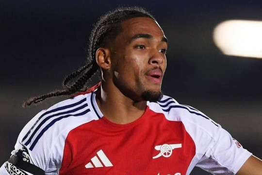 Joshua Robinson, cựu tài năng Arsenal, đặt cờ Malaysia