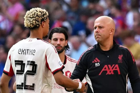 Liverpool: Ekitike dạt trái để đá cùng Isak dưới tay Slot