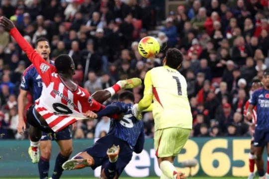 Seaman chỉ trích Raya sau trận Arsenal hòa 2-2 Sunderland