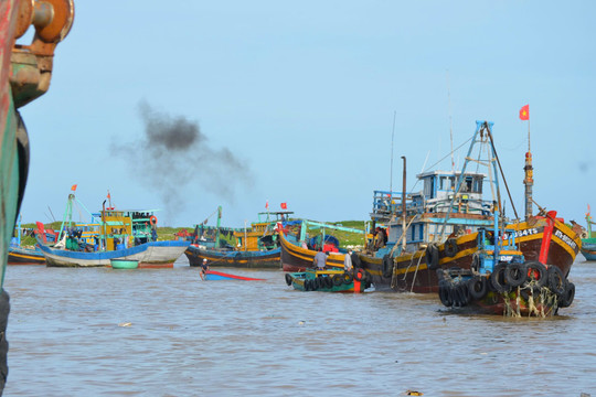 Huy động lực lượng trục vớt tàu cá bị chìm tại cửa biển La Gi