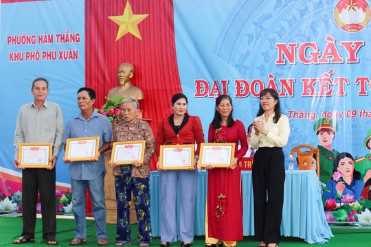 Ấm áp nghĩa tình Ngày hội Đại đoàn kết khu phố Phú Xuân