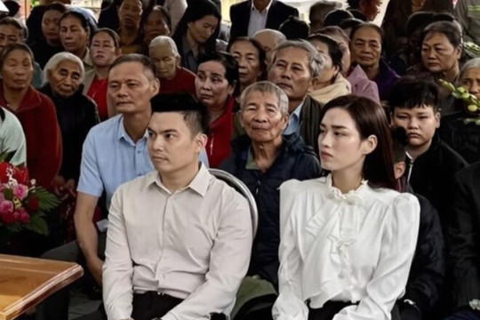 Đỗ Thị Hà giản dị đi thiện nguyện cùng chồng và bố chồng