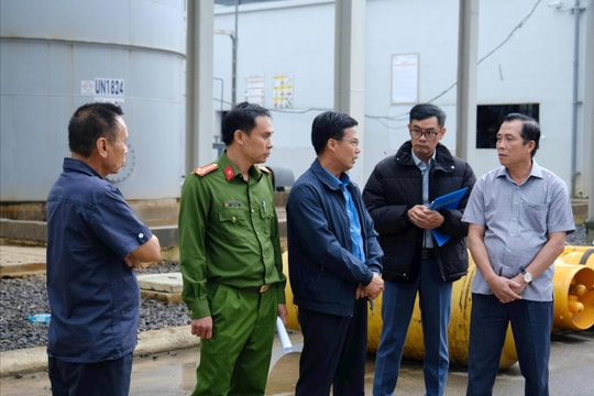 Phó Chủ tịch UBND tỉnh Lâm Đồng Đinh Văn Tuấn kiểm tra, chỉ đạo khắc phục vụ nổ bồn chứa a xít