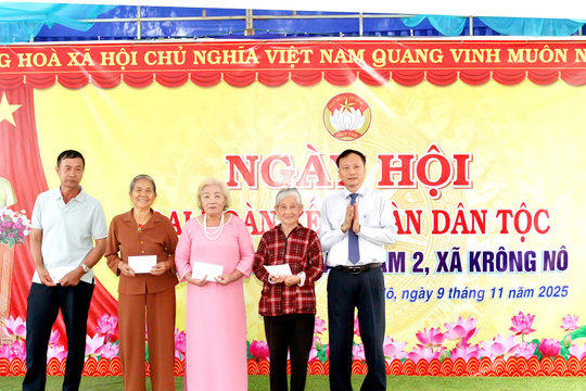 Chung vui Ngày hội Đại Đoàn kết toàn dân tộc ở thôn Đắk Mâm 2
