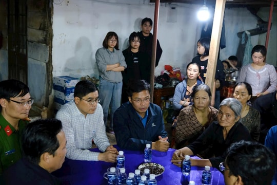 Phó Chủ tịch UBND tỉnh Lâm Đồng Đinh Văn Tuấn thăm hỏi gia đình nạn nhân vụ nổ bồn chứa a xít tại xã Bảo Lâm 1