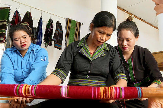 Nghệ nhân H’Yon - Người giữ “lửa nghề” giữa bon làng Pi Nao