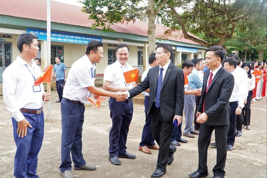 Phó Thủ tướng Hồ Đức Phớc thăm Trường THCS Nguyễn Chí Thanh và các Đồn Biên phòng xã Thuận An