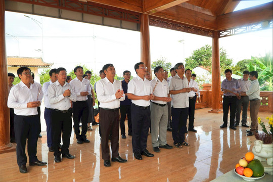 Chủ tịch UBND tỉnh Lâm Đồng Hồ Văn Mười dâng hương tại Di tích lịch sử lưu niệm N’Trang Gưh