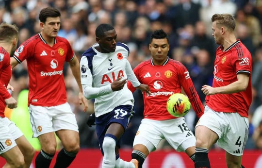 Man United thủng lưới 6 bàn/3 trận: Amorim chỉnh hàng thủ