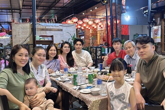 Con trai Lê Phương 13 tuổi cao 1m81, quấn quýt bên ông ngoại